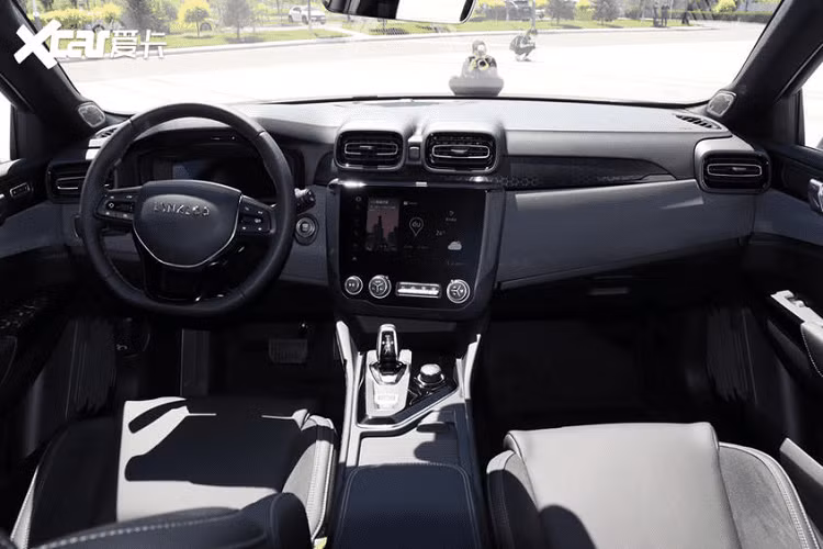 Bên sườn của Lynk &amp; Co 02 Champion Edition trông rất bóng bẩy với màu sơn đen tuyền. Trang bị nội thất của Lynk &amp; Co 02 Champions Edition có những màn hình lớn, thể tính chất công nghệ cao