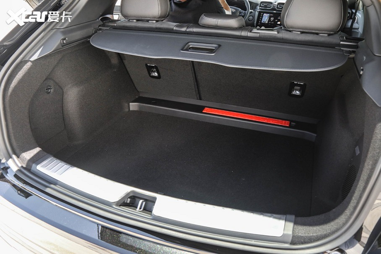 Trên phương diện máy móc, xe có hai tùy chọn động cơ gồm: tăng áp 1.5 lít sản sinh 177 mã lực và tăng áp 2.0 lít sản sinh 190 mã lực. Giá xe Lynk &amp; Co 02 Champion Edition khởi điểm của từ 147.800 nhân dân tệ (tương đương 493 triệu đồng).