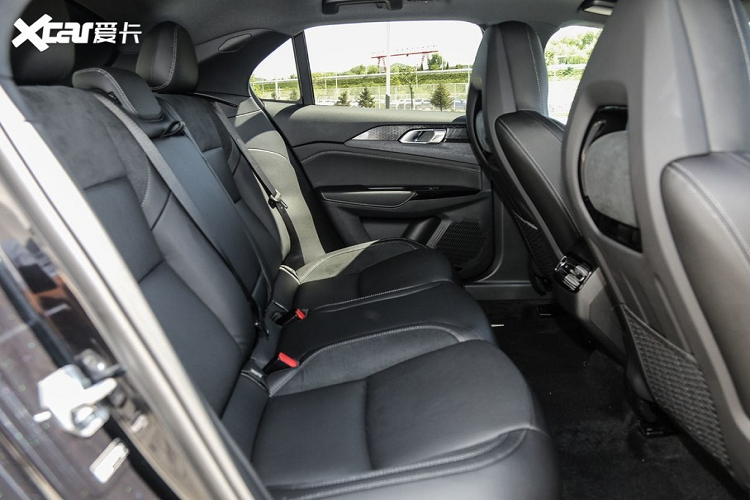 Do vậy, Lynk &amp; Co 02 Champion Edition có trang bị một hệ thống âm thanh Infinity xịn và hệ thống thông tin giải trí nâng cấp với phần mềm điều khiển bằng giọng nói hoàn toàn mới. Ví dụ, người sử dụng bây giờ dùng giọng nói để điều khiển ứng dụng Baidu Maps cực phổ biến ở Trung Quốc.