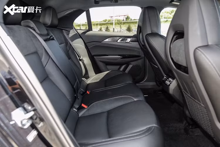 Do vậy, Lynk &amp; Co 02 Champion Edition có trang bị một hệ thống âm thanh Infinity xịn và hệ thống thông tin giải trí nâng cấp với phần mềm điều khiển bằng giọng nói hoàn toàn mới. Ví dụ, người sử dụng bây giờ dùng giọng nói để điều khiển ứng dụng Baidu Maps cực phổ biến ở Trung Quốc.