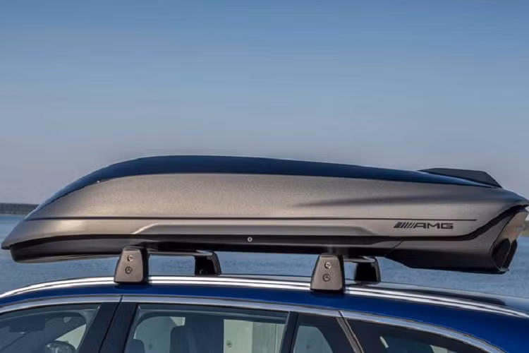 Tuy nhiên, việc lắp thêm hộp gắn nóc sẽ gây "tổn hại" đến hiệu suất của xe dù nó có hình dáng khí động học, Mercedes cho biết xe có hộp gắn nóc chỉ có thể lái ở tốc độ tối đa 130 km/h.