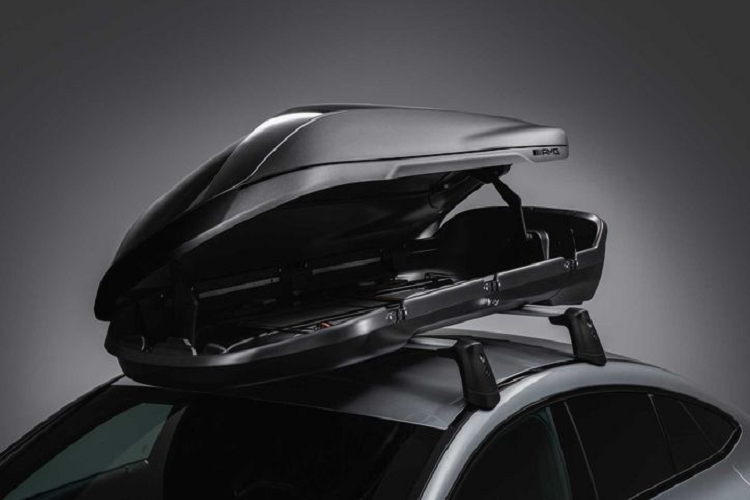 Không tính tới trọng lượng, hộp gắn nóc AMG có không gian chứa đồ là 410 lít, thật sự rất hữu ích cho những chiếc Mercedes vốn có cốp xe nhỏ. Hộp nóc AMG có thể được gắn vào xe bằng hệ thống kẹp tháo nhanh dễ vận hành.