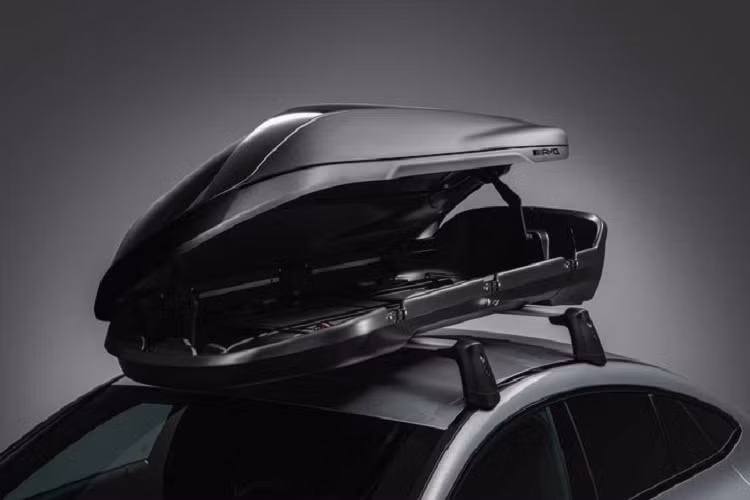 Không tính tới trọng lượng, hộp gắn nóc AMG có không gian chứa đồ là 410 lít, thật sự rất hữu ích cho những chiếc Mercedes vốn có cốp xe nhỏ. Hộp nóc AMG có thể được gắn vào xe bằng hệ thống kẹp tháo nhanh dễ vận hành.