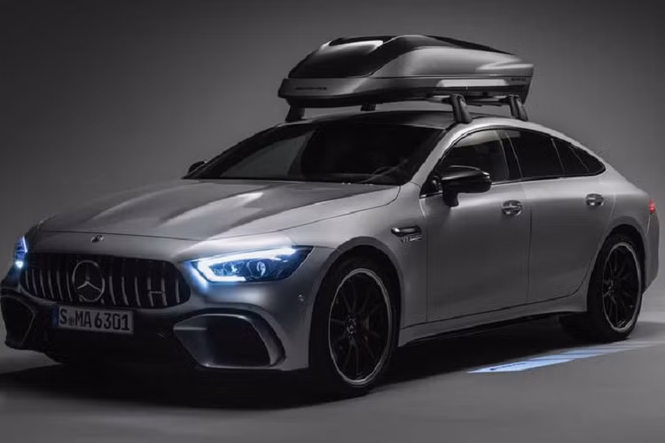 Mercedes-AMG đã nhìn ra điều đó và quyết định "giải cứu" những chiếc xe thể thao Mercedes-AMG C63 Coupe mới của mình bằng cách cung cấp một hộp đựng đồ trên nóc, đặc biệt, chiếc hộp này được thiết kế bởi chính bộ phận hiệu suất của Mercedes-Benz.