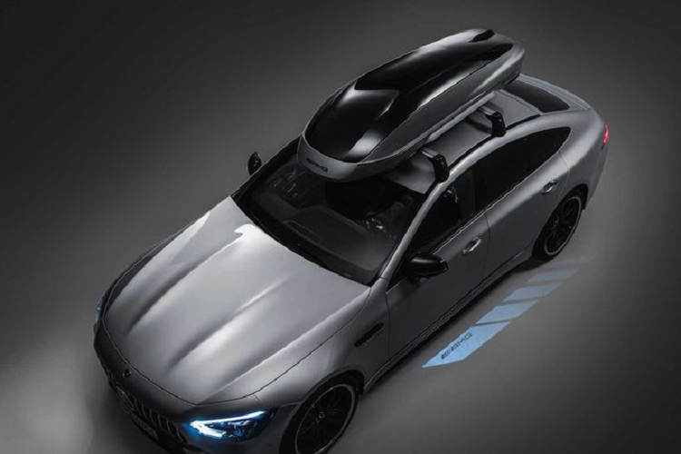 Mercedes-AMG cung cấp hai phiên bản khác nhau của hộp gắn nóc, một dành riêng cho những chiếc coupe như Mercedes-AMG C63 thế hệ mới, với bộ khuếch tán được tối ưu hóa, đem đến hiệu quả tốt hơn cho đường mui uốn lượn của chiếc coupe.