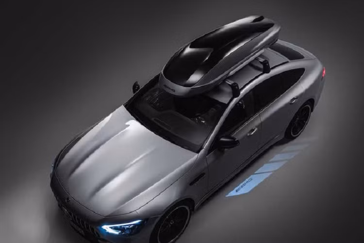 Mercedes-AMG cung cấp hai phiên bản khác nhau của hộp gắn nóc, một dành riêng cho những chiếc coupe như Mercedes-AMG C63 thế hệ mới, với bộ khuếch tán được tối ưu hóa, đem đến hiệu quả tốt hơn cho đường mui uốn lượn của chiếc coupe.