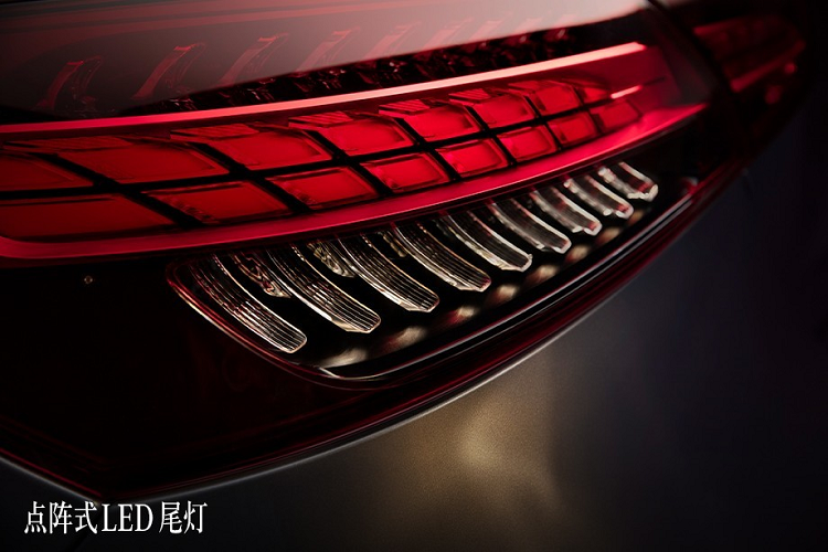 Nếu muốn sở hữu xe mạnh hơn, khách hàng Trung Quốc có thể chọn Mercedes-Benz E300 L 2021 với động cơ xăng 4 xi-lanh, dung tích 2.0 lít, tạo ra công suất tối đa 254 mã lực và mô-men xoắn cực đại 370 Nm. Phiên bản này có thể tăng tốc từ 0-100 km/h trong thời gian 6,6 giây.