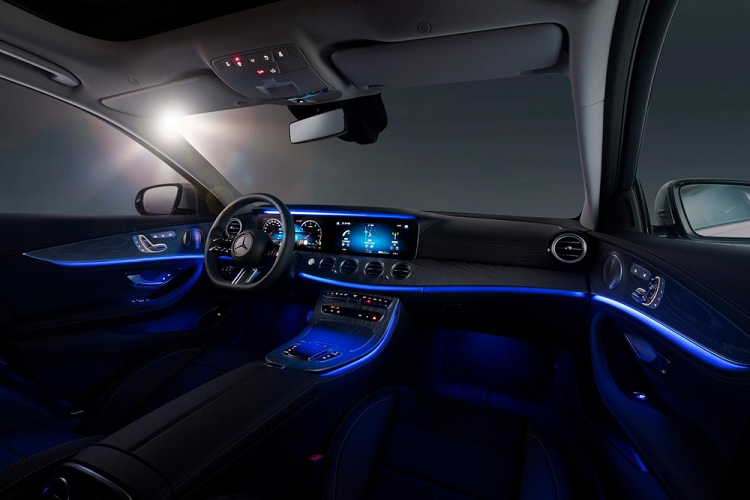 Bên trong Mercedes-Benz E-Class L 2021 là không gian nội thất không chỉ rộng rãi mà còn được trang bị hiện đại với 2 màn hình 12,3 inch nằm trong bảng đồng hồ kỹ thuật số và phục vụ hệ thống thông tin giải trí.