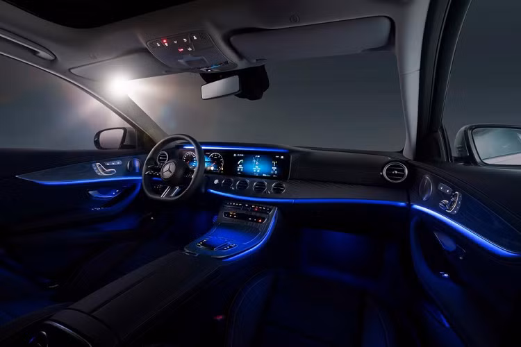 Bên trong Mercedes-Benz E-Class L 2021 là không gian nội thất không chỉ rộng rãi mà còn được trang bị hiện đại với 2 màn hình 12,3 inch nằm trong bảng đồng hồ kỹ thuật số và phục vụ hệ thống thông tin giải trí.