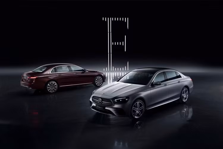 Tương tự phiên bản thường, mẫu xe sang Mercedes-Benz E-Class L 2021 dành cho thị trường Trung Quốc cũng được nâng cấp cả về thiết kế lẫn trang bị. Theo đó, xe được bổ sung cản va mới, lưới tản nhiệt cải tiến và hệ thống đèn khác biệt. Đặc biệt, Mercedes-Benz E-Class L 2021 còn sở hữu chiều dài 5.056 mm, tăng 22 mm so với trước đây.