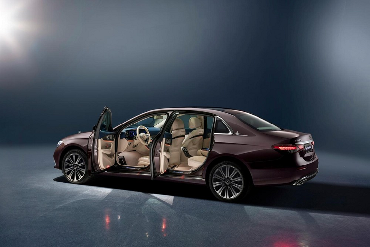 Cuối cùng là Mercedes-Benz E350 L 4Matic 2021 với động cơ xăng 4 xi-lanh, dung tích 2.0 lít nâng cấp, cho công suất tối đa 295 mã lực và mô-men xoắn cực đại 400 Nm.