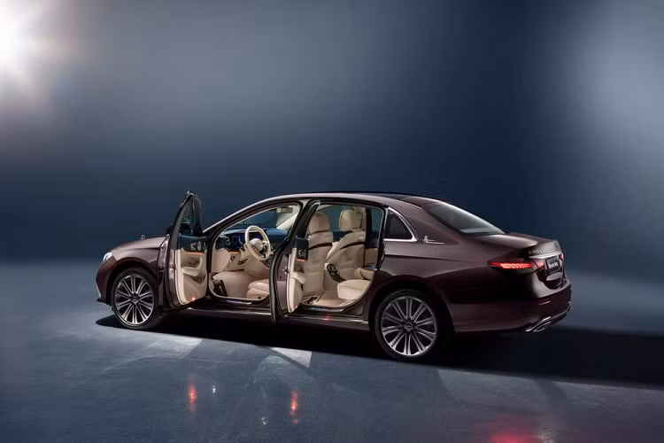 Cuối cùng là Mercedes-Benz E350 L 4Matic 2021 với động cơ xăng 4 xi-lanh, dung tích 2.0 lít nâng cấp, cho công suất tối đa 295 mã lực và mô-men xoắn cực đại 400 Nm.