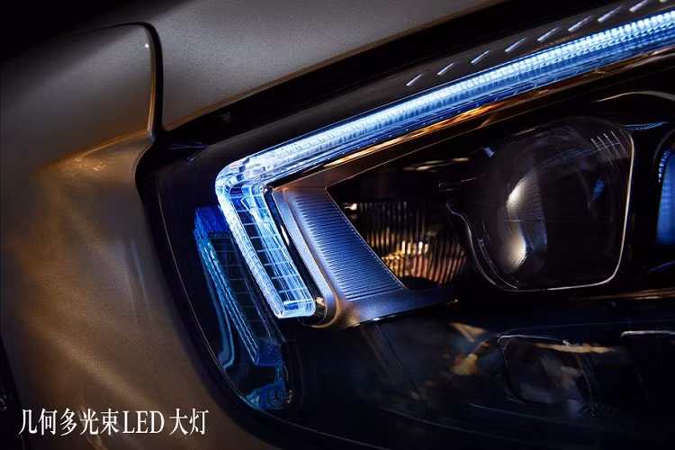 Nằm bên dưới nắp ca-pô của Mercedes-Benz E-Class L 2021 tại thị trường Trung Quốc là động cơ xăng 4 xi-lanh, dung tích 1,5 lít, sản sinh công suất tối đa 181 mã lực và mô-men xoắn cực đại 280 Nm. Động cơ này cho phép Mercedes-Benz E280 L 2021 tăng tốc từ 0-100 km/h trong thời gian chỉ 8,7 giây. Động cơ này có thể kết hợp với hệ dẫn động 4 bánh toàn thời gian nhưng lại khiến thời gian tăng tốc từ 0-100 km/h tăng lên 9 giây.