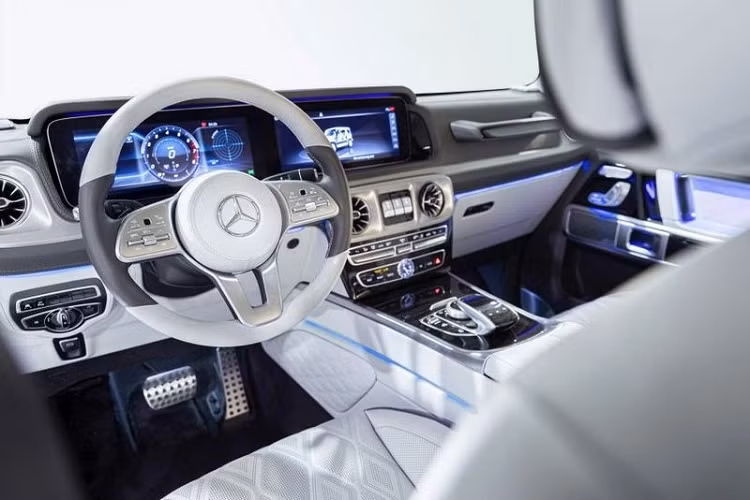 Những tiện nghi xa xỉ khác trên chiếc Mercedes-Benz G-Class độ khủng này bao gồm hai màn hình giải trí cho hàng ghế sau, thảm len, tựa đầu bằng lông tơ và bộ sạc không dây. Thậm chí, đến cốp xe cũng được hoàn thiện tỉ mỉ trong màu sơn mài màu đen piano và viền nhôm sang trọng.