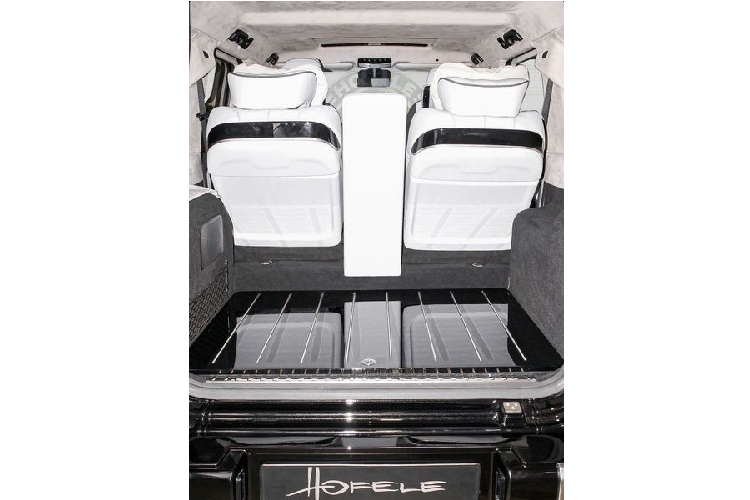 Cặp ghế giám đốc phía sau cũng được trang bị rất tốt với đủ các chức năng như mát-xa, sưởi và thông gió - có thể được điều khiển thông qua một màn hình cảm ứng tích hợp ở bệ ngăn giữa hai ghế.