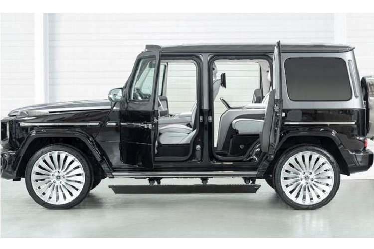 Hofele cung cấp cho G-Class chương trình sơn thân xe hai tông màu giống như phiên bản Maybach, gồm nửa trên sơn màu xám Carpathian của Range Rover và nửa dưới hoàn thiện trong màu đen Crystal Black của Rolls Royce.