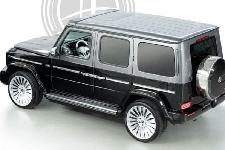 Bắt đầu từ ngoại thất, Mercedes-Benz G-Class của Hofele được làm lại lưới tản nhiệt để trông nổi bật hơn, viền đèn pha cũng qua tinh chỉnh, cản trước thay mới và ốp vòm bánh xe được làm từ sợi carbon. Chưa hết, Ultimate HG còn có bộ la-zăng hợp kim 23 inch thiết kế kiểu tuabin, đèn LED phụ trợ trên nóc và nhiều chi tiết mạ crôm sáng loáng giúp tổng thể xe trở nên sang trọng hơn rất nhiều.
