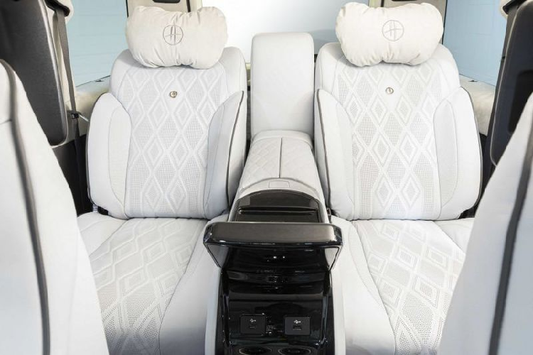 Đối với nội thất, Hofele gần như đã nhấn chìm cabin của G-Class trong da Nappa và Alcantara loại tốt nhất, đi kèm là những đường khâu trang trí và các phần đục lỗ độc đáo.