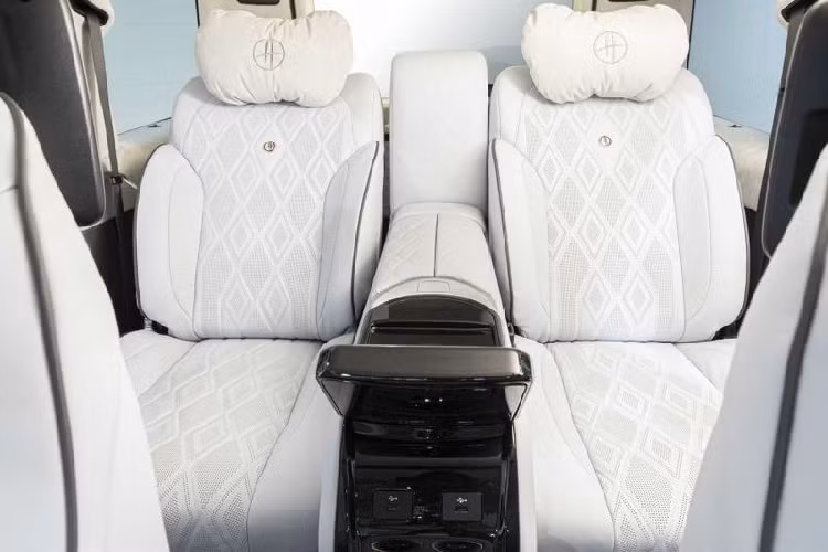 Đối với nội thất, Hofele gần như đã nhấn chìm cabin của G-Class trong da Nappa và Alcantara loại tốt nhất, đi kèm là những đường khâu trang trí và các phần đục lỗ độc đáo.