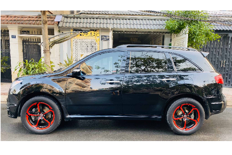 MDX thế hệ thứ 2 sử dụng động cơ V6 3.7L hút khí tự nhiên cho công suất tối đa 300 mã lực tại 6.000 vòng/phút và mô-men xoắn cực đại 366Nm đạt được tại 5.000 vòng/phút. Sức mạnh được truyền xuống bốn bánh (SH-AWD) thông qua hộp số tự động 5 cấp (hoặc 6 cấp từ 2010 – 2013).