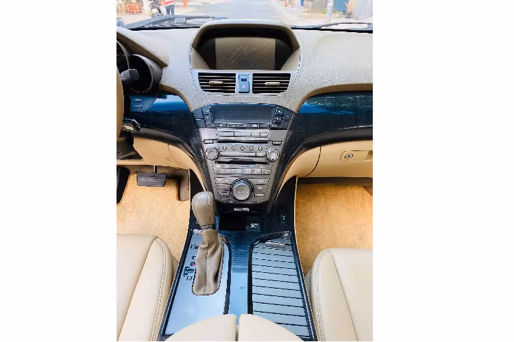 MDX có kích thước (DxRxC): 4.844 x 1.999 x 1.730mm/ wheelbase 2.751mm, tức ngắn hơn nhiều so với “Mẹc” ML: 2.915mm hay Audi Q7: 3.002mm