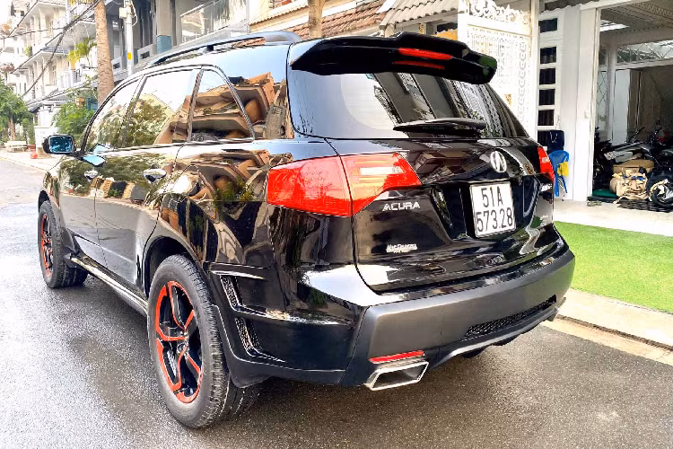 Mặc dù đã hơn 10 năm đuổi, nhưng Acura MDX vẫn được trang bị một số tiện nghi đủ dùng như: điều khiển hành trình (cruise control), hàng ghế trước chỉnh điện, cửa sổ trời, cốp điện, màn hình giải trí trung tâm, đa kết nối bluetooth/USB, điều hoà tự động đa vùng độc lập và hệ thống âm thanh cao cấp,....