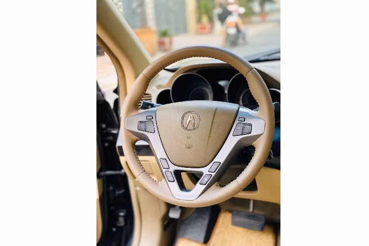 Hiện tại, giá xe Acura MDX đã qua sử dụng được rao bán nhiều với mức giá loanh quanh khoảng 600 triệu đồng hoặc hơn tùy thuộc vào tình trạng của xe. Tầm tiền này chỉ ngang bằng các mẫu CUV hạng B như: Ford EcoSport hay Hyundai Kona mới.