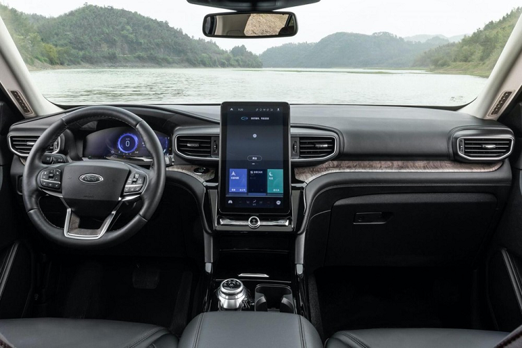 Kiểu dáng tổng thể và thiết kế mắt lưới của lưới tản nhiệt trên Ford Explorer Platinum 2020 đều đã được điều chỉnh so với xe tại Mỹ.