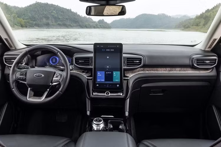 Kiểu dáng tổng thể và thiết kế mắt lưới của lưới tản nhiệt trên Ford Explorer Platinum 2020 đều đã được điều chỉnh so với xe tại Mỹ.