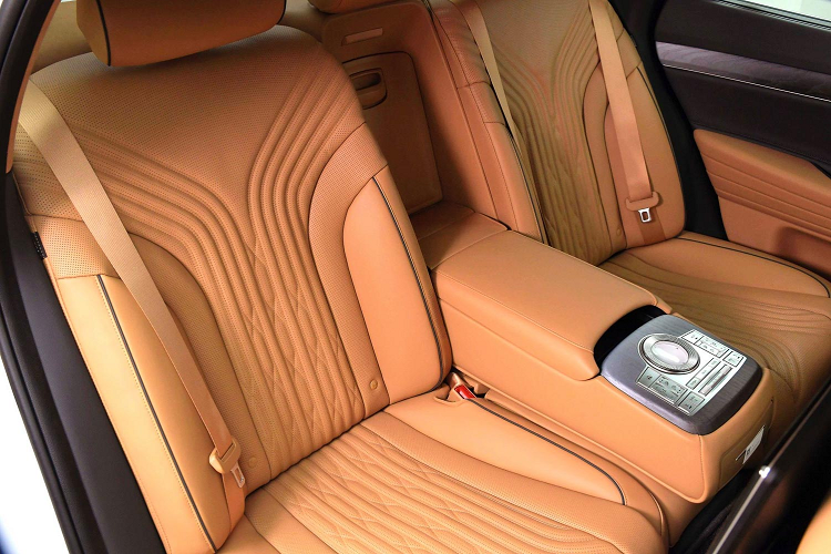 Phiên bản này sở hữu động cơ Inline-4 tăng áp 2.5L: cho công suất 304 mã lực, mô-men xoắn cực đại 421 Nm. Đi cùng là hộp số tự động 8 cấp và hệ dẫn động cầu sau. Nếu thích AWD, người dùng phải chi thêm 3.150 USD (sẽ bao gồm luôn sưởi vô lăng và sưởi ghế).