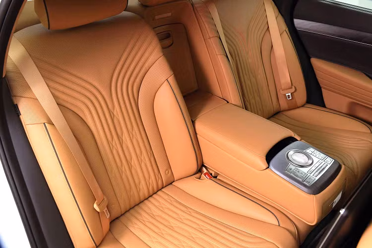 Phiên bản này sở hữu động cơ Inline-4 tăng áp 2.5L: cho công suất 304 mã lực, mô-men xoắn cực đại 421 Nm. Đi cùng là hộp số tự động 8 cấp và hệ dẫn động cầu sau. Nếu thích AWD, người dùng phải chi thêm 3.150 USD (sẽ bao gồm luôn sưởi vô lăng và sưởi ghế).