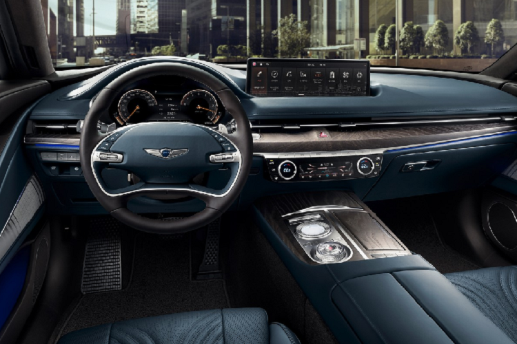 Đối với phiên bản tiêu chuẩn Genesis G80 G80 2.5T mới, chiếc xe đã sở hữu đèn pha LED, ống xả kép thể thao và bộ mâm hợp kim 18 inch. Ngoài ra còn nhiều tính năng hay ho như gạt mưa tự động, gương gập điện và mở cốp rảnh tay.