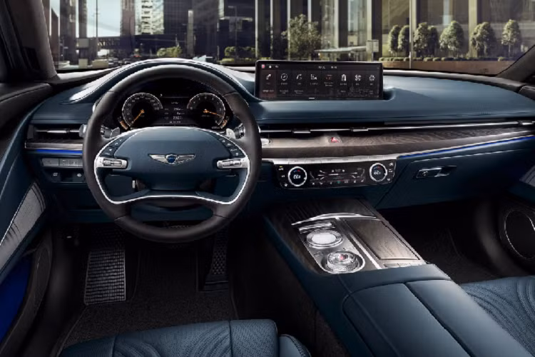 Đối với phiên bản tiêu chuẩn Genesis G80 G80 2.5T mới, chiếc xe đã sở hữu đèn pha LED, ống xả kép thể thao và bộ mâm hợp kim 18 inch. Ngoài ra còn nhiều tính năng hay ho như gạt mưa tự động, gương gập điện và mở cốp rảnh tay.