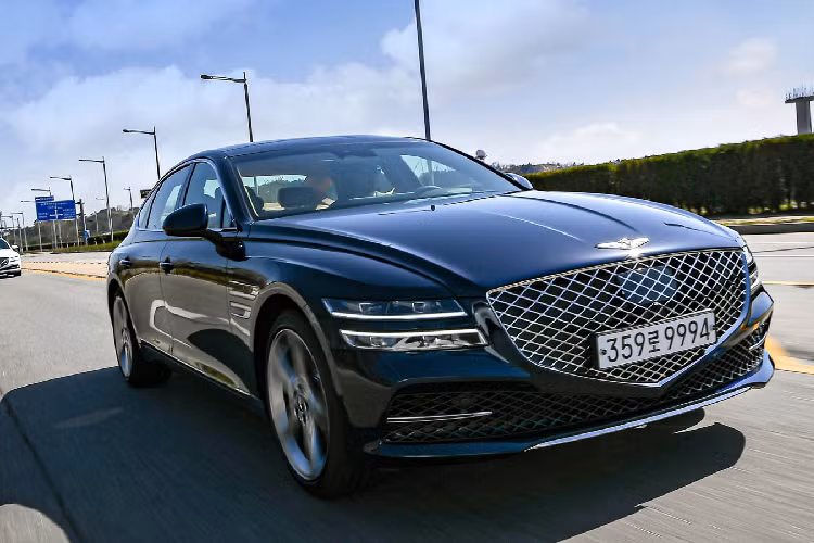 Thương hiệu xe sang Genesis cho biết chiếc G80 2021 có đến 19% thân xe được làm từ nhôm. Nhờ đó, chiếc xe được cắt giảm tối đa trọng lượng (giảm 125 kg so với đời trước) để tăng sức mạnh và sự linh hoạt.