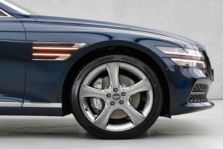 Đối với bản G80 2.5T Prestige có giá 56.600 USD (1,3 tỷ đồng), chiếc xe sẽ có cửa đóng chỉnh điện, cảnh báo điểm mù, camera 360 độ, đậu xe thông minh từ xa, hỗ trợ chống va chạm phía sau khi đỗ. Bản này có thể lên dẫn động AWD với giá từ 2.550 USD (60 triệu đồng). Nội thất có thêm sạc không dây cho smartphone và công nghệ chìa khóa điện tử digital key.