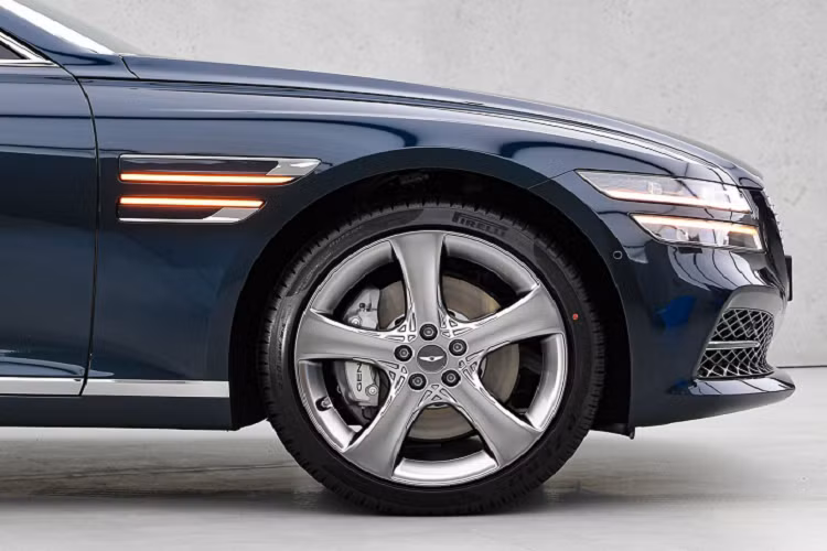 Đối với bản G80 2.5T Prestige có giá 56.600 USD (1,3 tỷ đồng), chiếc xe sẽ có cửa đóng chỉnh điện, cảnh báo điểm mù, camera 360 độ, đậu xe thông minh từ xa, hỗ trợ chống va chạm phía sau khi đỗ. Bản này có thể lên dẫn động AWD với giá từ 2.550 USD (60 triệu đồng). Nội thất có thêm sạc không dây cho smartphone và công nghệ chìa khóa điện tử digital key.