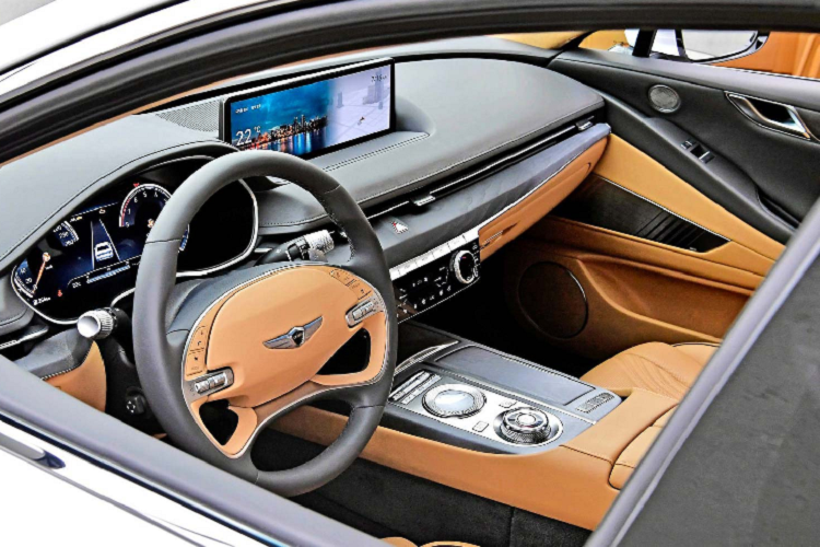 Bên trong, xe sở hữu ghế chỉnh điện 12 hướng và bọc da. Chiếc xe còn được trang bị màn hình thông tin giải trí 14,5 inch với định vị GPS và màn hình LCD 8 inch ở cụm đồng hồ. Một số tính năng thú vị khác như chỉnh vô lăng điện, điều hòa nhiệt độ 2 vùng khí hậu, hệ thống âm thanh 12 loa, trang trí đen bóng, đèn âm đa sắc, khởi động nút bấm...