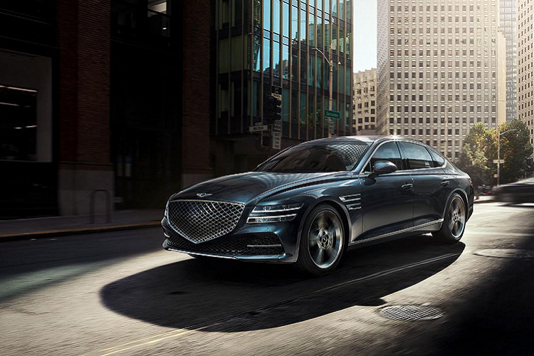 Bản G80 3.5T thì có giá khởi điểm từ 59.100 USD. Xe sử dụng Động cơ V6 tăng áp 3.5L: cho công suất 380 mã lực, mô-men xoắn cực đại 530 Nm. Bản này có thể lên dẫn động AWD với giá từ 3.150 USD (73 triệu đồng). Phiên bản cao cấp nhất là Genesis G80 3.5T Prestige có giá từ 65.100 USD (1,5 tỷ đồng). Bản này bao gồm mâm 20 inch, nội thất bọc da Nappa và tựa đầu microfiber suede. Vô lăng các ghế có sưởi. Màn hình trung tâm trên xe lớn hơn, lên đến 12,3 inch, hình hiển thị kính lái.