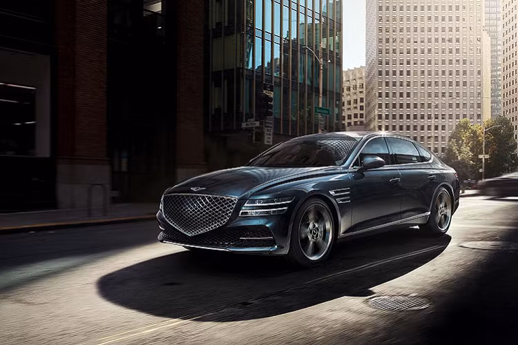 Bản G80 3.5T thì có giá khởi điểm từ 59.100 USD. Xe sử dụng Động cơ V6 tăng áp 3.5L: cho công suất 380 mã lực, mô-men xoắn cực đại 530 Nm. Bản này có thể lên dẫn động AWD với giá từ 3.150 USD (73 triệu đồng). Phiên bản cao cấp nhất là Genesis G80 3.5T Prestige có giá từ 65.100 USD (1,5 tỷ đồng). Bản này bao gồm mâm 20 inch, nội thất bọc da Nappa và tựa đầu microfiber suede. Vô lăng các ghế có sưởi. Màn hình trung tâm trên xe lớn hơn, lên đến 12,3 inch, hình hiển thị kính lái.