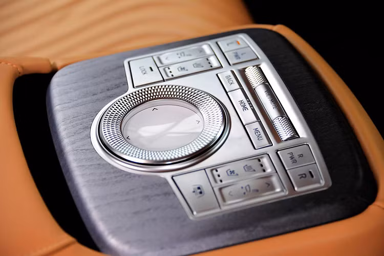 Hệ thống an toàn trên bản Genesis G80 2021 tiêu chuẩn cũng được cho là khá đầy đủ. Trong đó bao gồm Hệ thống hỗ trợ tiền va chạm với chức năng nhận diện người đi bộ và xe đạp, Hệ thống ga tự động thông minh có chức năng tự học hỏi "Machine Learning"; Hệ thống hỗ trợ lái xe trên cao tốc, Hỗ trợ chệch làn đường và Hỗ trợ theo dấu làn đường.