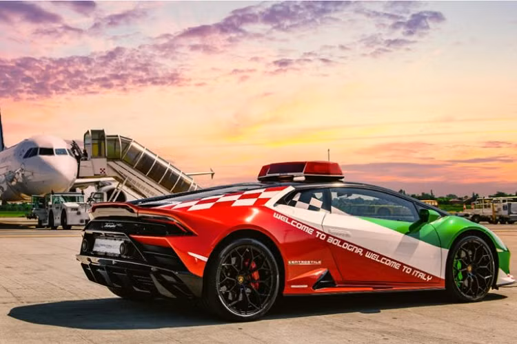 Kể từ ngày 25/6/2020, sân bay Bologna Marconi đã trở thành ngôi nhà của chiếc Huracan Evo đặc biệt này. Tuy nhiên, nó không chỉ là chiếc xe đặc biệt, mà còn là chiếc xe với họa tiết ngoại thất cực kỳ sặc sỡ và gây được nhiều sự chú ý của người nhìn. Đây là một chiếc xe được xây dựng với tinh thần Ý và được thi công, chế tạo bởi Lamborghini Centro Stile, nó sẽ mở đường cho các máy bay trên đường băng mỗi khi máy bay cất/hạ cánh.
