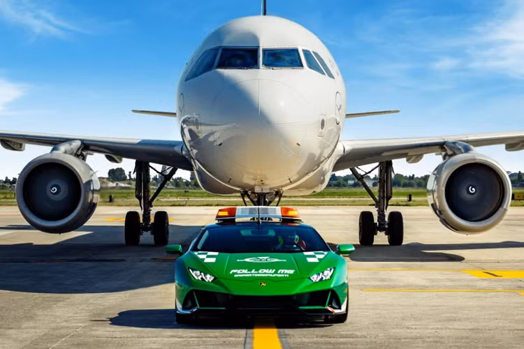 Khác với những chiếc xe dẫn đường sân bay trước đây với những màu sắc giản đơn hơn, chiếc siêu xe Lamborghini Huracan EVO này khoác lên mình màu áo với 3 màu truyền thống xanh – trắng – đỏ biểu trưng cho quốc kỳ nước Ý. Kết hợp trên nền 3 màu chính là phần chữ cũng như các họa tiết màu trắng đầy nổi bật, hấp dẫn. Đây chính là một điểm nhấn đầy thú vị được dành cho những người mê xe khi đến với sân bay Bologna.