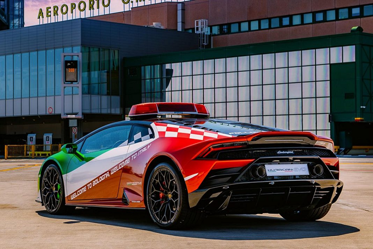 Phía sau được thay đổi khá nhiều khi ống xả được mang lên trên giống với Huracan Performante, khuếch tán phía dưới được kéo dài ra sau cùng một cánh gió nhỏ phía trên.