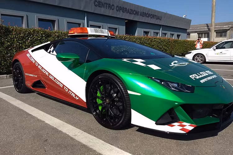 Nhiều trang bị cải tiến cũng được Lamborghini mang lên Huracan EVO như hệ thống đánh lái bốn bánh và hệ thống phân bổ sức mạnh cho từng bánh xe. Các kỹ sư đến từ Sant’Agata Bologna cũng nâng cấp hệ thống treo có khả năng dồn sức mạnh của bốn bánh vào một bánh duy nhất.