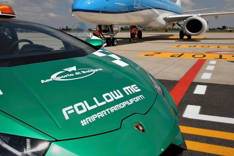 Khối lượng của xe vẫn giữ nguyên ở mức 1.422 kg. Lamborghini Huracan EVO có khả năng tăng tốc 0-100 km/h trong 2,9 giây, nhanh hơn 0,3 giây so với trước đây và vận tốc tối đa đạt 325 km/h.