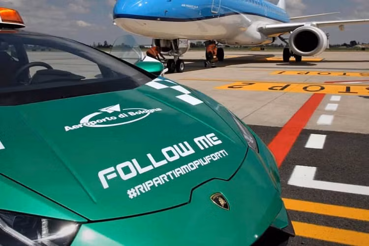 Khối lượng của xe vẫn giữ nguyên ở mức 1.422 kg. Lamborghini Huracan EVO có khả năng tăng tốc 0-100 km/h trong 2,9 giây, nhanh hơn 0,3 giây so với trước đây và vận tốc tối đa đạt 325 km/h.