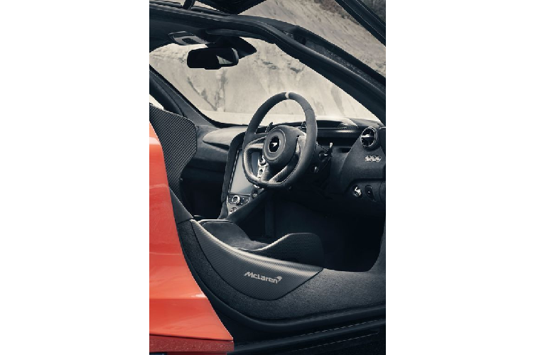 Được sản xuất với số lượng chỉ 765 chiếc toàn cầu, danh sách trang bị tiêu chuẩn trên McLaren 765LT cũng rất đáng để mơ ước. Ở bên ngoài, chiếc xe được trang bị Gói nâng cấp ngoại thất bằng sợi carbon, các vòm bánh phía trước bằng sợi carbon, hệ thống 4 ống xả thể thao bằng titan, bộ mâm hợp kim 10 chấu siêu nhẹ với bề mặt Platinum và các ốc titan, cuối cùng là bộ McLaren Vehicle Lift.