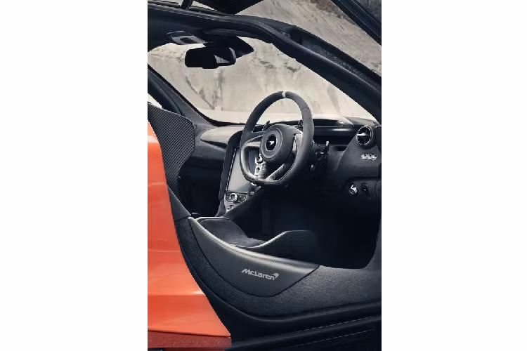 Được sản xuất với số lượng chỉ 765 chiếc toàn cầu, danh sách trang bị tiêu chuẩn trên McLaren 765LT cũng rất đáng để mơ ước. Ở bên ngoài, chiếc xe được trang bị Gói nâng cấp ngoại thất bằng sợi carbon, các vòm bánh phía trước bằng sợi carbon, hệ thống 4 ống xả thể thao bằng titan, bộ mâm hợp kim 10 chấu siêu nhẹ với bề mặt Platinum và các ốc titan, cuối cùng là bộ McLaren Vehicle Lift.