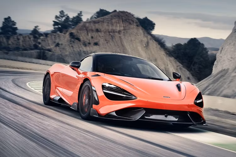 Danh sách các trang bị tiêu chuẩn trên xe còn bao gồm camera lùi, cảm biến đỗ xe, vô lăng chỉnh điện và hệ thống âm thanh với 4 loa McLaren hoặc 12 loa Bowers &amp; Wilkins. Tất nhiên, những khách hàng mong muốn thêm sự xa xỉ trên một chiếc 765LT có thể “tích” thêm các option đến từ MSO Defined và MSO Bespoke, kèm theo đó là những mức giá không hề rẻ.