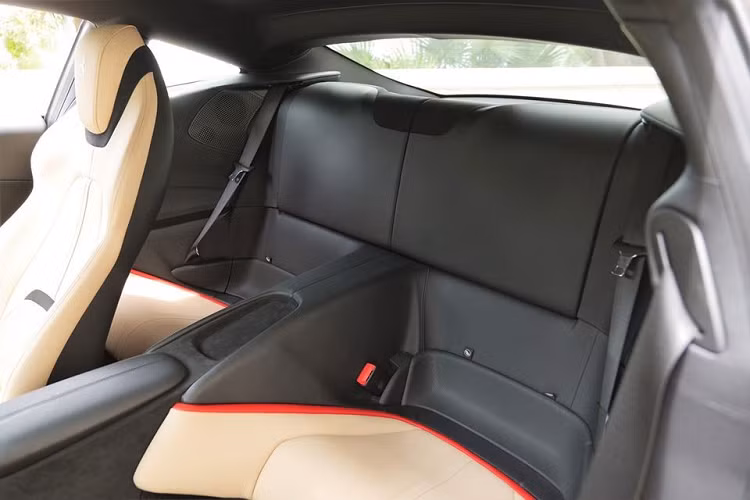 Bên cạnh đó siêu xe 4 chỗ ngồi Ferrari Roma còn có dải đèn LED rất đẹp mắt ở phía trước và đèn hậu đầy tinh tế. Tay nắm cửa của Ferrari Roma thiết kế hoàn toàn khác biệt so với các dòng xe ngựa chồm khác. Chủ nhân cần đẩy chốt cửa vào bên trong rồi mới mở được.